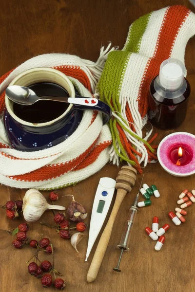 Traditional medicine against colds and flu. Rosehip tea. Treatment of the disease. — Stock fotografie