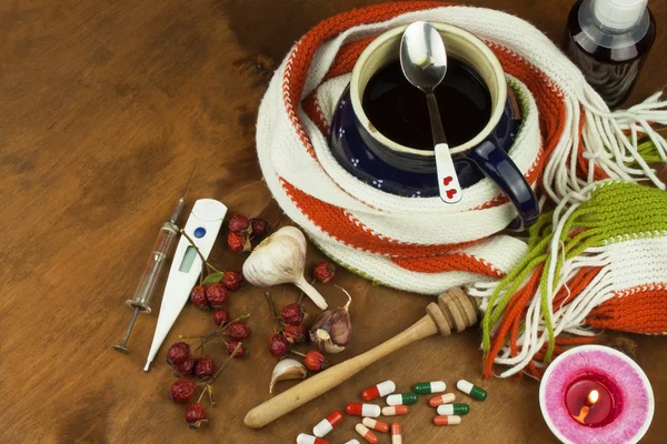 Traditional medicine against colds and flu. Rosehip tea. Treatment of the disease. — Stock fotografie