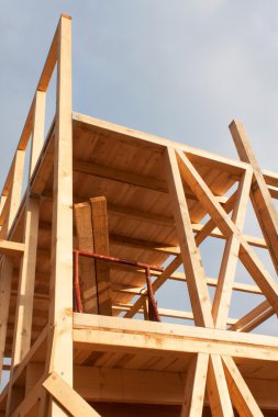 Güneşli akşam bir ahşap evin inşaat sahasında. Bitmemiş ev.