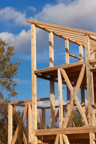 Vigas de techo. Soleado atardecer otoñal en el sitio de construcción de una casa de madera. Casa inacabada . — Foto de Stock