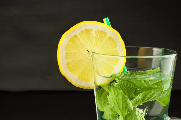 Refreshing mint and lemon. Homemade lemonade with fresh lemon and mint. Mint julep in glass on the wooden background. — ストック写真