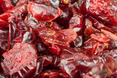 Kurutulmuş cranberries bir kase. Sağlıklı süper yiyecek. Kurutulmuş cranberries mutfak masasının üzerinde. Diyet gıda.