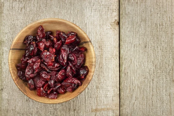 Cranberries secas em uma tigela. Super comida saudável. Cranberries secas na mesa da cozinha. Alimentos dietéticos . — Fotografia de Stock