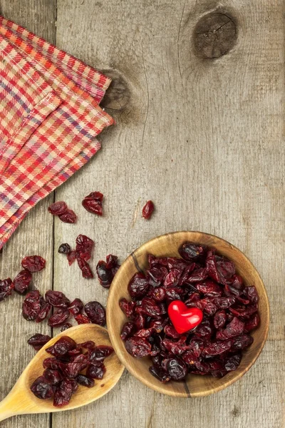 Mirtilli secchi in una ciotola. Super cibo sano. Mirtilli rossi secchi sul tavolo della cucina. Alimenti dietetici . — Foto Stock