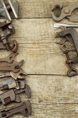 El aletleri ahşap arka plan üzerinde kirli kümesi. Eski paslı araçları. Anahtar Kilit Hizmetleri ve metal Dükkanı donatımı. Satış Araçları derleme işçiler için. Eski Dükkanı.