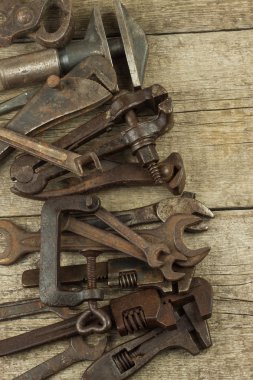 El aletleri ahşap arka plan üzerinde kirli kümesi. Eski paslı araçları. Anahtar Kilit Hizmetleri ve metal Dükkanı donatımı. Satış Araçları derleme işçiler için. Eski Dükkanı.