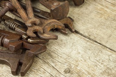 El aletleri ahşap arka plan üzerinde kirli kümesi. Eski paslı araçları. Anahtar Kilit Hizmetleri ve metal Dükkanı donatımı. Satış Araçları derleme işçiler için. Eski Dükkanı.