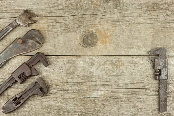 Vuile set van handgereedschap op een houten achtergrond. Oude roestige tools. Apparatuur voor slotenmaker en metaalbewerking shop. Verkooptools voor werknemers van de vergadering. Oude winkel. — Stockfoto