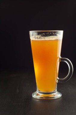 Ahşap arka plan üzerinde sağlıklı taze elma suyu içilir. Kahvaltı için elma suyu yerli üretim.