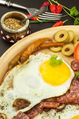 Bir tabak kızarmış yumurta. Sporcular için doyurucu bir kahvaltı. Sağlıklı gıda.