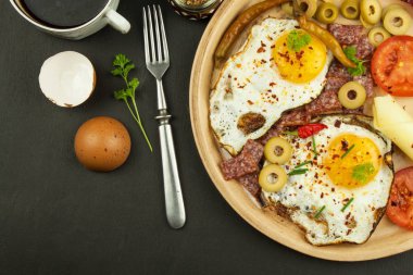 Bir tabak kızarmış yumurta. Sporcular için doyurucu bir kahvaltı. Sağlıklı gıda.