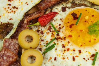 Bir tabak kızarmış yumurta. Sporcular için doyurucu bir kahvaltı. Sağlıklı gıda.