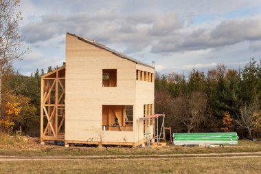 Ekolojik ev inşaatı. Bina zarf üzerinde harici bir iş. Ormanın yakınında evin Ahşap yapı.