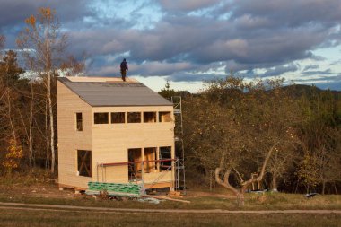 Ekolojik ev inşaatı. Bina zarf üzerinde harici bir iş. Ormanın yakınında evin Ahşap yapı.
