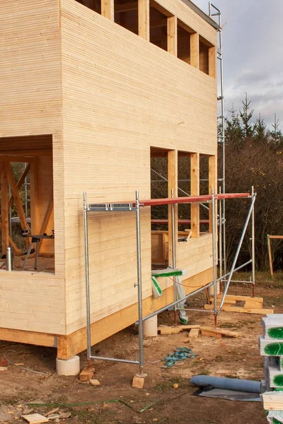Construcción de casa ecológica. Trabajos externos en la envolvente del edificio. La estructura de madera de la casa cerca del bosque . — Foto de Stock