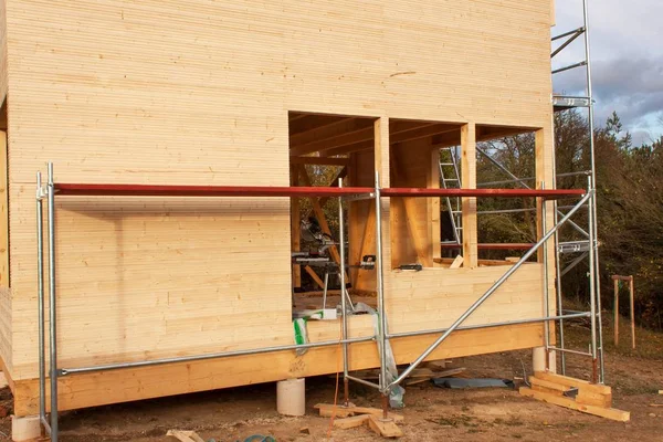 Výstavba ekologických domu. Externí práce na plášť budovy. Dřevěná konstrukce domu u lesa. — Stock fotografie