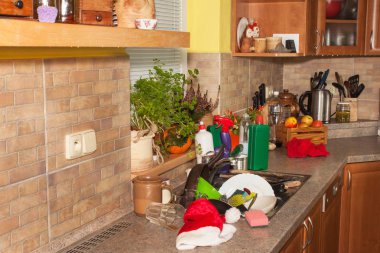 Aile kutlamaları sonra lavaboya bulaşık. Ev mutfak Temizleme. Darmadağın yemekleri lavaboda. Ev işi.