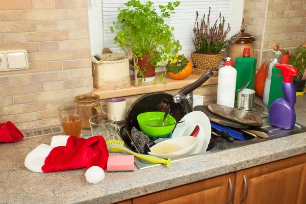 Platos sucios en el fregadero después de celebraciones familiares. Limpieza de la cocina en casa. Platos desordenados en el fregadero. Trabajos domésticos . —  Fotos de Stock