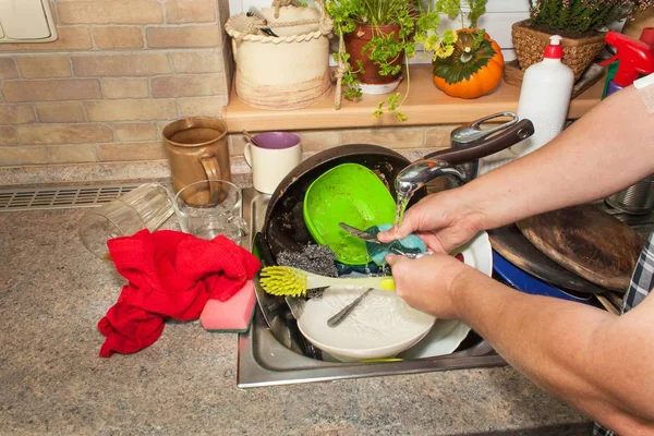 Брудні страви в раковині після сімейних святкувань. Прибирання вдома на кухні. Скромний посуд у раковині. Домашнє завдання . — стокове фото