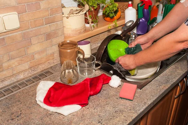Špinavé nádobí ve dřezu po rodinných oslav. Domácí úklid kuchyně. Zaplněný nádobí v dřezu. Práce v domácnosti. — Stock fotografie