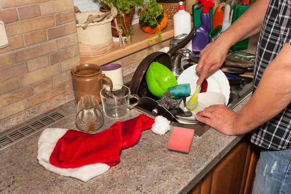 Βρώμικα πιάτα στο νεροχύτη μετά από οικογενειακές γιορτές. Καθαρισμού κουζίνας για το σπίτι. Γεμάτα πιάτα στο νεροχύτη. Οικιακές εργασίες. — Φωτογραφία Αρχείου