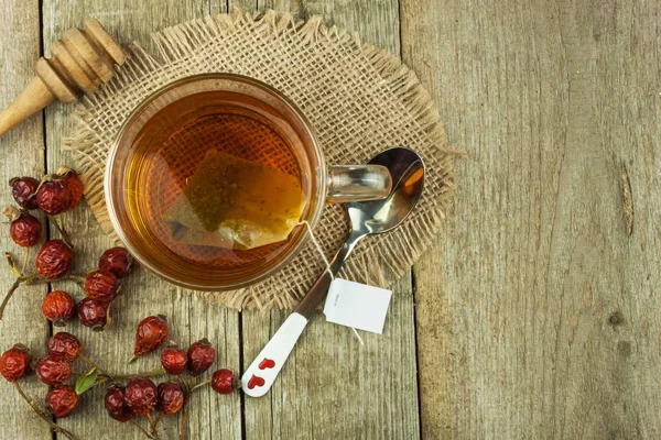 Heißer Tee gegen Erkältungen. traditionelle Behandlung zu Hause gegen Erkältungen und Grippe. Hagebuttentee, Honig und Zitrusfrüchte. Hausapotheke. bewährte Behandlung von Krankheiten. — Stockfoto