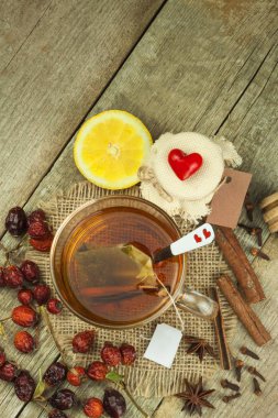 Soğuk algınlığı ve grip için doğal tedavi. Zencefil limon bal sarımsak ve kuşburnu çayı grip karşı. Soğuk algınlığı için sıcak çay. Ev eczane. Kanıtlanmış tedavi. Halk Hekimliği.