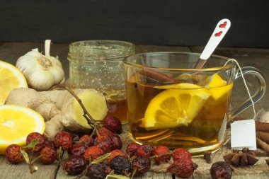 Soğuk algınlığı ve grip için doğal tedavi. Zencefil limon bal sarımsak ve kuşburnu çayı grip karşı. Soğuk algınlığı için sıcak çay. Ev eczane. Kanıtlanmış tedavi. Halk Hekimliği.
