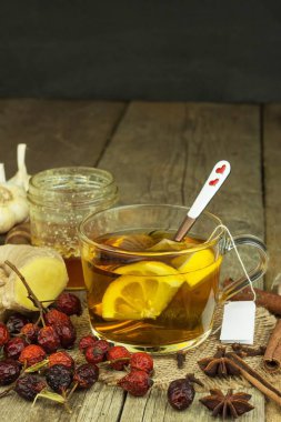 Soğuk algınlığı ve grip için doğal tedavi. Zencefil limon bal sarımsak ve kuşburnu çayı grip karşı. Soğuk algınlığı için sıcak çay. Ev eczane. Kanıtlanmış tedavi. Halk Hekimliği.