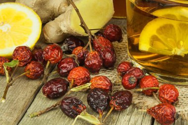 Soğuk algınlığı ve grip için doğal tedavi. Zencefil limon bal sarımsak ve kuşburnu çayı grip karşı. Soğuk algınlığı için sıcak çay. Ev eczane. Kanıtlanmış tedavi. Halk Hekimliği.