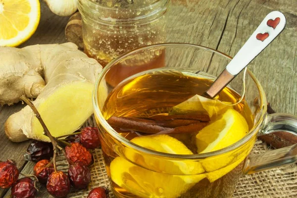 Natural treatment for colds and flu. Ginger lemon honey garlic and rosehip tea against influenza. Hot tea for colds. Home Pharmacy. Proven treatment of diseases. Folk medicine. — Stock Photo, Image