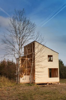 Boş site ekolojik ev inşa. Bina zarf üzerinde harici bir iş. Evin Ahşap yapı. 