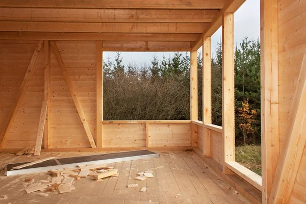 Casa ecológica del sitio de construcción vacía. Trabajos externos en la envolvente del edificio. La estructura de madera de la casa . — Foto de Stock