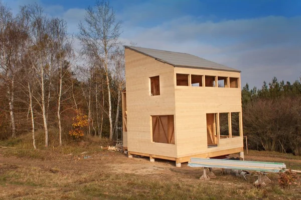 Üres építési telek ökológiai house. Az épület borítékba külső munkát. A fa szerkezete a ház. — Stock Fotó