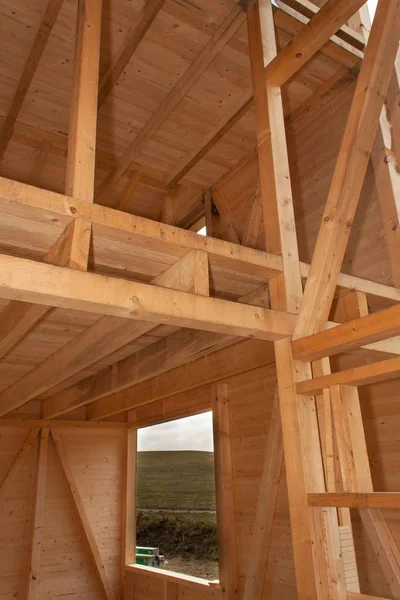 Casa ecológica del sitio de construcción vacía. Trabajos externos en la envolvente del edificio. La estructura de madera de la casa . — Foto de Stock