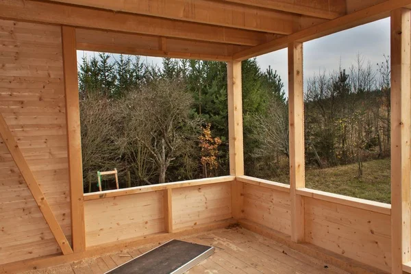 Casa ecológica del sitio de construcción vacía. Trabajos externos en la envolvente del edificio. La estructura de madera de la casa . — Foto de Stock