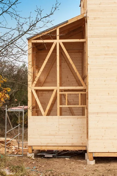 Prázdný dům ekologické stránky. Externí práce na plášť budovy. Dřevěná konstrukce domu. — Stock fotografie