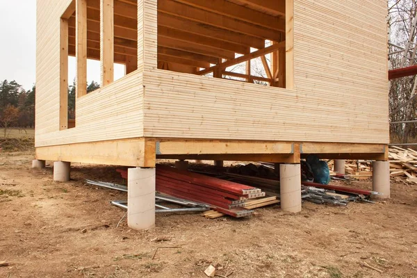 Casa ecológica del sitio de construcción vacía. Trabajos externos en la envolvente del edificio. La estructura de madera de la casa . — Foto de Stock