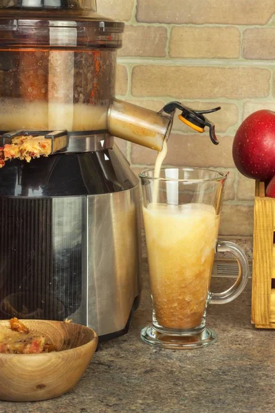 Inlandsproduktion von frischem Apfelsaft. Fruchtverarbeitung. Produktion von Fruchtgetränken. Gesunder Lebensstil. — Stockfoto