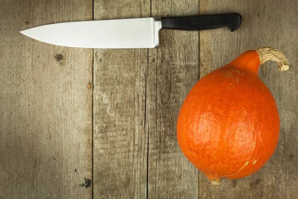 Zucche mature Hokkaido. Verdure autunnali sul tavolo della cucina. Pubblicità in vendita. Preparare la tradizionale zuppa di zucca . — Foto Stock