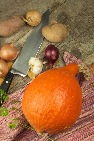 Zucche mature Hokkaido. Verdure autunnali sul tavolo della cucina. Pubblicità in vendita. Preparare la tradizionale zuppa di zucca . — Foto Stock