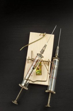 Sirynge ile fare kapanı. Uyuşturucu bağımlılığı. Uyuşturucu tuzağı.