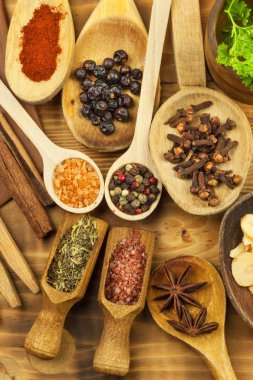 Baharat mutfak masasının üzerinde çeşitli. Baharat gıda. Egzotik baharatlar satışı. Baharat reklam. Kaşık ahşap masa arka planda üzerinde toz baharat.