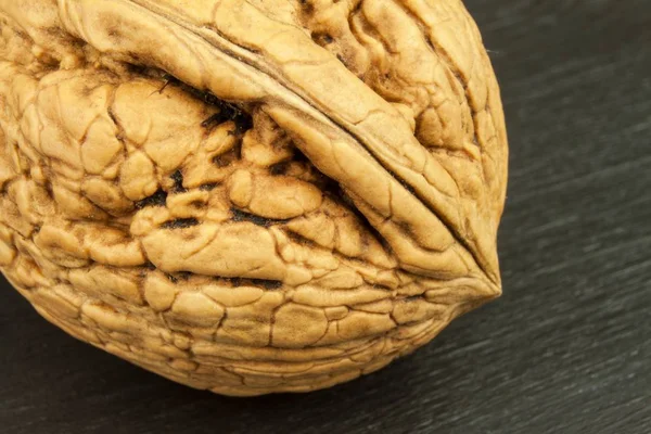 Детальний вид на структуру мушлі з горіха. Супер їжа для людського мозку. Здорові волоські горіхи. Свіжі волоські горіхи — стокове фото