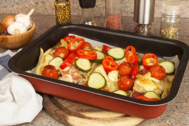 Peynir, hardal ve sebze ile pişmiş tavuk göğsü. Fırın gıdalardan. Bitmiş diyet gıda.