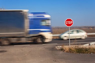 Dur işareti Kavşağı'nda. Slovak kırsal yollar. Ana yola çıkın. Ana yol. Tehlikeli yol. Trafik işaretleri durak.