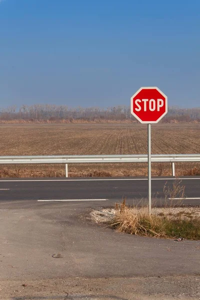 Stop Sign en Crossroads. Carreteras en el campo eslovaco. Salga a la carretera principal. La carretera principal. Un camino peligroso. Detener señales de tráfico . — Foto de Stock