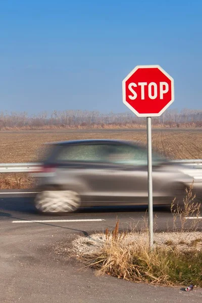 Stoptábla kereszteződésénél. A Szlovák vidéki utak. Lépjen ki a főút. Főút. Veszélyes út. Közlekedési jelek stop. — Stock Fotó