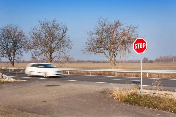 Značka Stop na křižovatce. Silnice na slovenském venkově. Výstup na hlavní silnici. Hlavní silnice. Nebezpečné silnice. Dopravní značky stop. — Stock fotografie