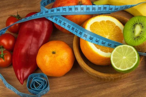 Legumes e frutas em uma mesa de madeira. Conceito de dieta. Comida saudável. Dieta alimentar crua. Perda de peso e dieta saudável . — Fotografia de Stock